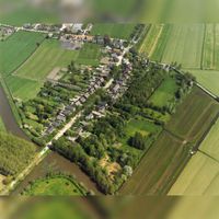 Luchtfoto van het dorp Tull vanuit het zuiden. Onderaan de foto het Inundatiekanaal, in het midden de Lange Uitweg met rechts de Achterdijk en links de Waalseweg in 1982. Bron: Regionaal Archief Zuid-Utrecht (RAZU), 353.