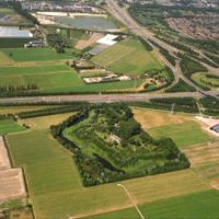 Luchtfoto uit de periode 1995-1998 met horizontaal de rijksweg A27 en van middenboven naar rechtsonder de rijksweg A12. Zicht vanaf het oosten gezien. Rechtsboven de Utrechtse wijk Lunetten. Foto: Henk Bol, Provincie Utrecht.