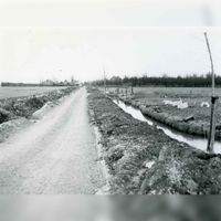 Gedeelte van de Pothuizerweg gezien in noordoostelijke richting 1988. Bron: Regionaal Archief Zuid-Utrecht (RAZU), 353.