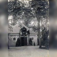Zicht op het koetshuis van kasteel Heemstede in 1909 bij Houten feestelijke aangekleed ter gelegenheid van het huwelijk van jkvr. Charlotte Louise van Rappard (1890-1983) en Paulus Andries van Eys (1884-1962). Bron: Stadsarchief Amsterdam.