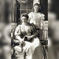 Anna Henriette Petronella Testas (1862-1954) met haar dochter Charlotte Louise van Rappard (1890-1983) in ca. 1910 in Kasteel Heemstede. Bron: Nederlands Instituut voor Kunstgeschiedenis, Den Haag.