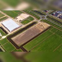 Luchtfoto gezien vanuit het zuiden met links het eerste bedrijfspand aan de Oude Hoon 2 in 2018 opgeleverd met oostelijk de nog te bouwen Koninklijke Nederlandse Munt die in 2020 opgeleverd worden aan de Gouden Hoon 2. Foto: Slagboom en Peeters Luchtfotografie B.V..