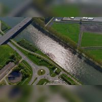 Luchtfoto gezien vanuit het noorden op De Staart met midden onder de Carpoolplaats Houten en diagonaal het Amsterdam-Rijnkanaal. Linksboven richting het zuiden de rijksweg A27. Foto: Slagboom en Peeters Luchtfotografie B.V..