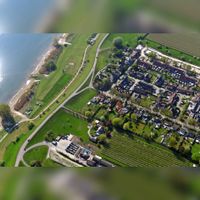 Luchtfoto in 2019 gezien vanuit noordoosten met links de rivier de Lek 't Waalse Waard en de Lekdijk met rechts het dorp 't Waal aan de Strijpweg met de straten Kerkebogerd, Kleinebogerd en Weidebogerd. Foto: Slagboom en Peeters Luchtfotografie B.V..