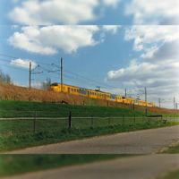 Afbeelding van twee electrische treinstellen mat. 1964 (plan V) van de N.S. op de spoordijk bij Schalkwijk in 1990. Bron: Het Utrechts Archief, catalogusnummer: 351194.