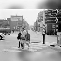 Afbeelding van enkele personen op de oversteekplaats voor voetgangers op het Ledig Erf te Utrecht, met op de achtergrond de Gansstraat op dinsdag 20 juni 1967. Bron: Het Utrechts Archief, catalogusnummer: 127531.