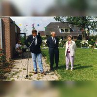 Burgemeester Bransen en echtgenote worden verwelkomt bij boerderij Nieuwoord door Peter Stolk. Zij gaan daar pannenkoeken bakken tijdens het Fladderen in augustus 1992. Bron: Regionaal Archienf Zuid-Utrecht (RAZU), 353.