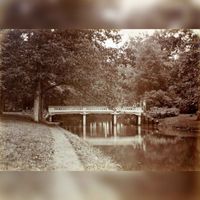 Toegangsbrug tot het landgoed Nieuw-Amelisweerd over de rivier de Kromme Rijn in 1880. Bron: Het Utrechts Archief, catalogusnummer: ... .