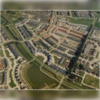 Luchtfoto gezien vanuit het zuiden in 1990 van de buurt De Slagen met het Imkerspark en de Imkersplas. Bron: Regionaal Archief Zuid-Utrecht (RAZU), 353.