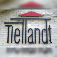 Het appartementengebouw met logo 'Tiellandt' aan de Grootslag 49-73 in 2006. Foto: Sander van Scherpenzeel.