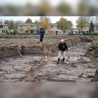 Foto van archeologisch onderzoek met de metaaldetector uitgevoerd door Pieter Frederiks op het terrein waar de woningen die gebouwd zijn aan de Germanenpoort en de Galliërspoort in 2013-2014. Foto: Peter Koch.