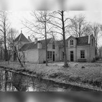 Poortgebouw met zicht op de achtergevel op landgoed Hindersteyn (Langbroekerdijk 119) gezien in februari 1976. Bron: Wikimedia Commons / RCE te Amersfoort.