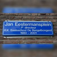 Vroeger straatnaambordje bij RKBS De Bengelbongerd aan de Dijkhoeve 1 'Jan Eestermansplein, 1e directeur R>K. Basisschool De Bengelbongerd 1890 -2001. Foto: Sander van Scherpenzeel.