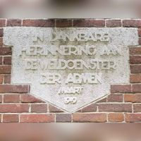 'IN DANKBARE HERINNERING AAN DE WELDOENSTER DER ARMEN, MAART 1919' eerste steenlegging in het huis Folmina aan de Oud Wulfseweg 4. Foto: Sander van Scherpenzeel.