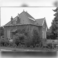 Huis wat ooit op de plek aan de Loerikseweg 25 stond wat rond 1984-1985 is afgebroken om plaats te maken voor de aanleg van de Dorpsstraat. Foto: Jos Schalkwijk.