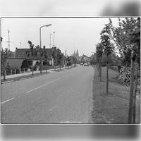Gezicht op de Loerikseweg in de periode 1980-1985 op de plek waar destijds de noordwestelijke Rondweg de Loerikseweg zou gaan doorsnijden met zijn tracé. Foto: Jos Schalkwijk.