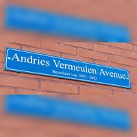 'Straatnaambord 'Andries Vermeulen Avenue' Bouwheer van 1995 - 2002. Straatnaambord bij de korfbalvereniging Victum aan de Hefbrug 5 in september 2022. Foto: Sander van Scherpenzeel.