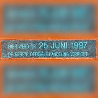 'HIER WERD OP 25 JUNI 1997 DE EERSTE OFFICIËLE HANDELING VERRICHT' De eerstesteenlegging van zwembad De Wetering aan de Hefbrug 3 in Houten. Foto: Sander van Scherpenzeel.