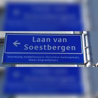 Straatnaambord: 'Laan van Soestbergen' naar begraafplaats Soestbergen in februari 2022. Foto: Sander van Scherpenzeel.