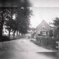 Het tolhuisje op de hoek van de Herenweg en Utrechtseweg (nu Lupine-oord/DE poort) in ca. 1900. Bron: Regionaal Archief Zuid-Utrecht (RAZU), 353.