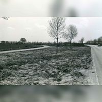 Gezicht op de Utrechtseweg (links de ventweg), wat later het fietspad is geworden. Rechts richting het Oude Dorp. Sinds 1985 aansluiten op de noordwestelijke Rondweg. Bron: Regionaal Archief Zuid-Utrecht (RAZU), 353.