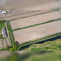 Luchtfoto gezien vanuit het zuiden met onderaan het Golfterrein van Golfclub Nieuwegein met horizontaal de zicht-aslaan van Heemstede. Links de koetshuizen van Heemstede. Foto: Slagboom en Peetrs Luchtfotografie B.V..