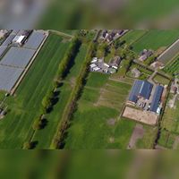 Luchtfoto gezien vanuit het zuiden tussen de Lekdijk en de Waalseweg de Eikenlaan ten westen van het dorp 't Waal. Foto: Slagboom en Peeters Luchtfotografie B.V..