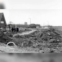 De aanleg van de Rondweg ter hoogte van het Oude Dorp. Het huis links, dat oorspronkelijk aan de Schalkwijkseweg stond, is gesloopt in 1985. Bron: Regionaal Archief Zuid-Utrecht (RAZU), 353.