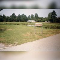 Het Kooikerspark met een bruin bord dat aangeeft dat je in het park komt. Rond 1990-1995. Bron: Regionaal Archief Zuid-Utrecht (RAZU), 353.