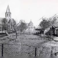 Gezicht op de room-katholieke kerk en pastorie vanaf de Koningin Julianastraat, rechts een gedeelte van boerderij Dubbelzand in 1950. Bron: Regionaal Archief Zuid-Utrecht (RAZU), 353.