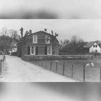 Het voormalige zomerhuis bij boerderij Dubbelzand met twee leilinden voor de voorgevel in mei 1983. Bron: Regionaal Archief Zuid-Utrecht (RAZU), 353.