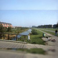 Gezicht op de Geersloot met links de woningen aan de Kievitweide en rechts het Kooikerspad in oostelijke richting in het Kooikerspark gezien in 1985-1990. Bron: Regionaal Archief Zuid-Utrecht (RAZU), 353.