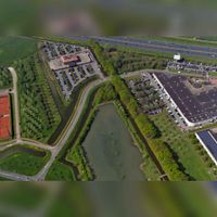 Luchtfoto gezien vanuit het noordoosten met linksboven het horeca paviljoen De Toekomst aan de Meidoornkade 25-33 met rechts de Expo Houten gezien in de periode 2018-2019. Foto: Slagboom en Peeters Luchtfotografie B.V..