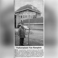 Krantenartikel van woensdag 5 februari 2003 uit 't Groentje (Houtens Nieuws) met het bericht dat de heer Van Ham bedankt wordt voor het ontwerp van de parkeerplaatsen aan het Dorpserf (Dorpsstraat). Bron: Regionaal Archief Zuid-Utrecht (RAZU), krantenbank.