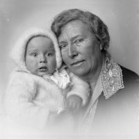 Portret van vermoedelijk Dido Cecilia Agatha Delbeek (1832-1904), met kleinkind vermeodelijk jhr. Leonard Willem Strick van Linschoten (1889-1966). Bron: Stadsarchief Amsterdam, Merkelbach.