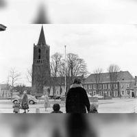 Gezicht op het Plein te Houten, met de N.H. kerk (Lobbendijk1) en rechts het hotel-café-restaurant De Roskam (Plein 25) in 1967. Bron: Het Utrechts Archief, catalogusnummer: 839845.