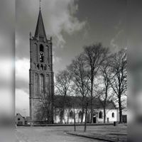 Gezicht op de N.H. kerk (Lobbendijk1) te Houten, uit het oosten in 1975. Bron: Het Utrechts Archief, catalogusnummer: 802536.