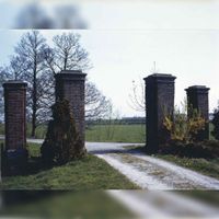 Boerderij 'Het Rechthuis van Wulven'. De achttiende -eeuwse bakstenen pijlers van het toegangshek naar de boerderij en, oorspronkelijk, naar kasteel Wulven in 1980-1985. Bron: Regionaal Archief Zuid-Utrecht (RAZU), 353.