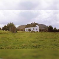 Boerderij 'Het Rechthuis van Wulven'. Gezicht op het boerderij-complex vanuit het noorden in 1995 aan de Koedijk 1. Bron: Regionaal Archief Zuid-Utrecht (RAZU).