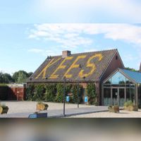 Zicht op het bijgebouw van de het toenmalige restaurant KEES aan de Koedijk 1, heden Loetje. De naam in de dakpannenmotief verwerkt in 2016. Foto: Peter van Wieringen, Natuurenfoto.nl.