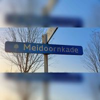 Straatnaambord 'Meidoornkade' in maart 2022. Foto: Sander van Scherpenzeel.