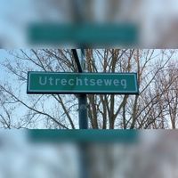 Straatnaambord 'Utrechtseweg'. Foto: Sander van Scherpenzeel.