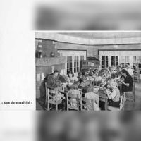 Gezicht op de eetkamer in het huis Folmina aan de Oud Wulfseweg 4 in ca. 1950. Bron: Stadsarchief Amsterdam.