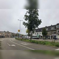 Zicht op de Utrechtse straat Balijelaan in met een busbaan in het midden (september 2020). Bron: Wikipedia.