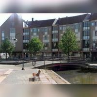 Gezicht op enkele appartementencomplexen aan Het Rond te Houten, met op de voorgrond een brug over een waterpartij in juni 1995. Bron: Het Utrechts Archief, catalogusnummer: 5785.