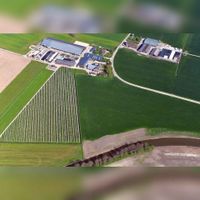 Luchtfoto in 2019 vanuit het westen gezien met middenonderaan de Leemkolk aan de rivier de Kromme Rijn met middenlinks boerderij De Ossenwaard (Ossenwaard 20) en boerderij De Hoop (Ossenwaard 19). Foto: Slagboom en Peeters Luchtfotografie B.V..
