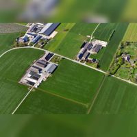 Luchtfoto gezien vanuit het zuiden in 2019 met linksboven boerderij De Ossenwaard (Ossenwaard 20) met onderaan boerderij De Hoop (Ossenwaard 19). Foto: Slagboom en Peeters Luchtfotografie B.V..
