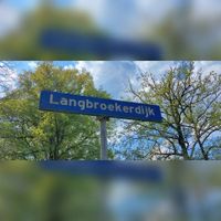 Straatnaambord Langbroekerdijk in het buurtschap Sterkenburg met het gelijknamige kasteel wat ooit van de Van Westrenens was. Gezien in april 2022. Foto: Sander van Scherpenzeel.
