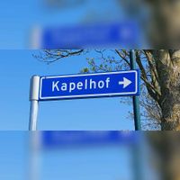 Straatnaambord 'Kapelhof' in april 2022. Foto: Sander van Scherpenzeel.