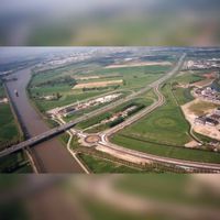 Luchtfoto uit 1999 van de rijksweg A27 en verbreding van De Staart in noordwestelijke richting gezien. De ronde cirkel in het landschap (rechts) is het kasteelterrein Het Rondeel met daarnaast bedrijventerrein De Veste nog in ontwikkeling. Bron: Regionaal Archief Zuid-Utrecht (RAZU), 353.